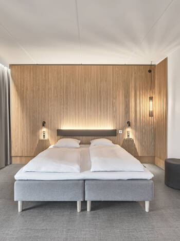 Rummen på Four Points Flex by Sheraton Vejle är modernt inredda och har en fridfull atmosfär.