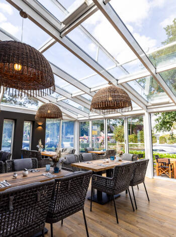 Slappna av på den rymliga terrassen på sommaren eller njut av den täckta terrassen under de kallare månaderna.