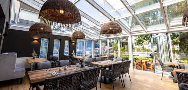 Entspannen Sie im Sommer auf der großzügigen Terrasse oder genießen Sie die überdachte Terrasse in den kühleren Monaten.