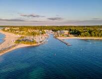 Timmendorfer Strand er en populær destination med butikker, caféer og restauranter på den livlige promenade.