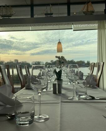 Restaurangen serverar regionala specialiteter och säsongsbetonade rätter.