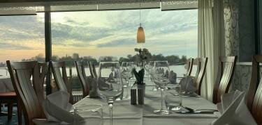 Restaurangen serverar regionala specialiteter och säsongsbetonade rätter.