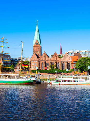 Du kan se de många fartygen som seglar på Weser från ett kafé i stadens centrum eller från hotellets terrass.
