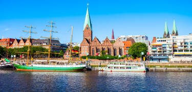 Du kan se de många fartygen som seglar på Weser från ett kafé i stadens centrum eller från hotellets terrass.