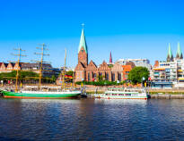 Du kan se de mange skibe sejle på Weser fra en café i byens centrum eller fra hotellets terrasse.