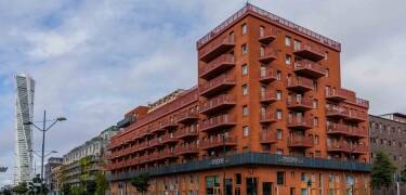 Hotellet har en central og smuk beliggenhed ved den vestlige havn.