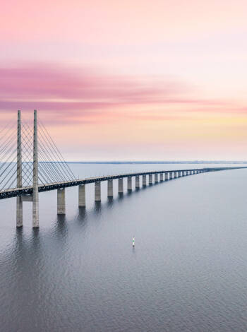 Ta tåget över Öresundsbron och kombinera Malmö och Köpenhamn.