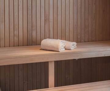 Veksle opplevelser med trening og avslapning i hotellets treningsrom og badstue.