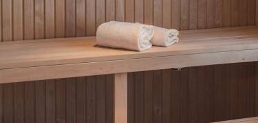 Mischen Sie Erlebnisse mit Bewegung und Entspannung im Fitnessraum und in der Sauna des Hotels.