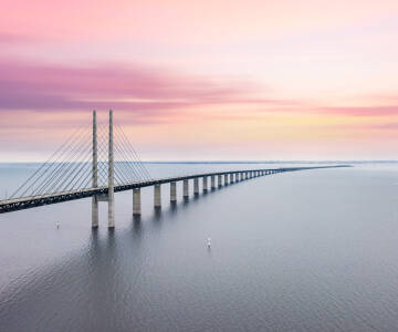 Ta tåget över Öresundsbron och kombinera Malmö och Köpenhamn.