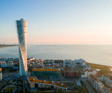 Njut av närheten till havet, bryggorna och stranden.