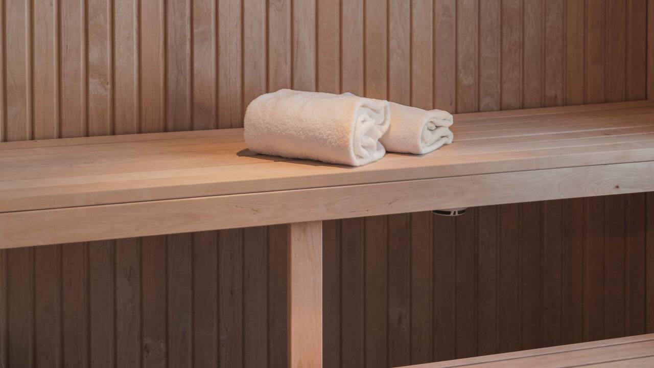Veksle opplevelser med trening og avslapning i hotellets treningsrom og badstue.