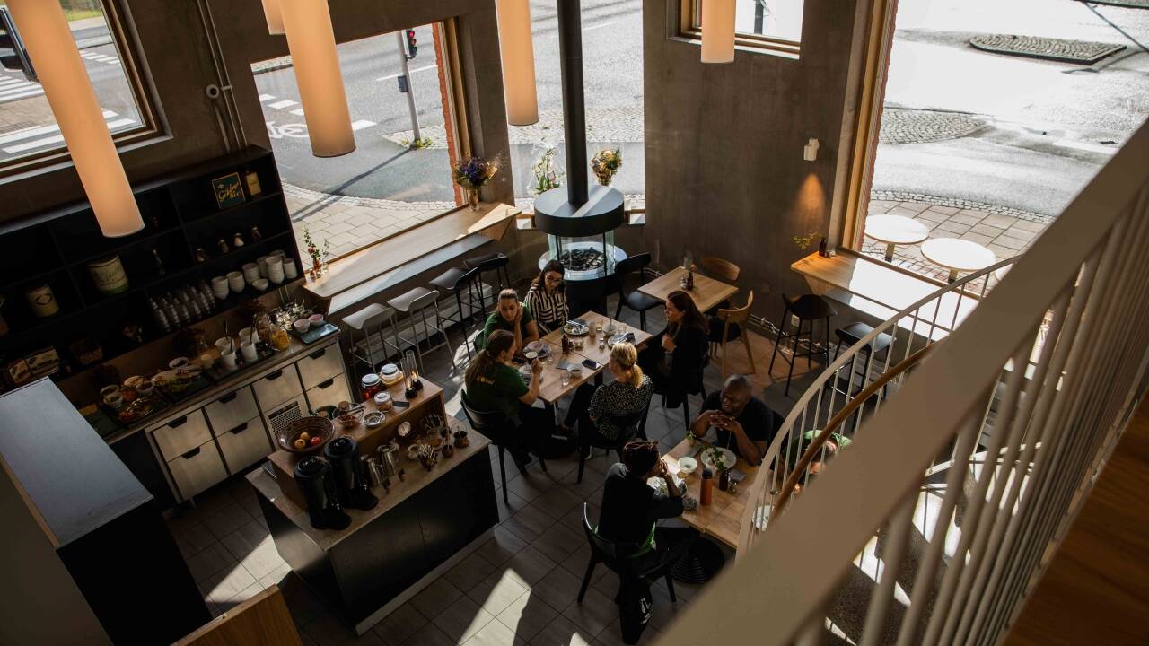 Start dagen med en lækker morgenmad i den indbydende morgenmadsrestaurant.