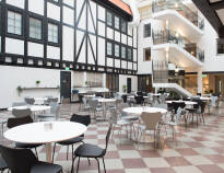 Start dagene med kaffe og frokost i hotellets innbydende atrium.