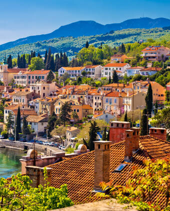 Das Hotel liegt im Zentrum von Opatija und ist nur wenige Schritte von der berühmten Promenade und vom Strand entfernt.