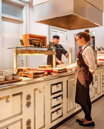 Restauranten byder på lækre retter fra det kontinentale køkken og middelhavskøkkenet.