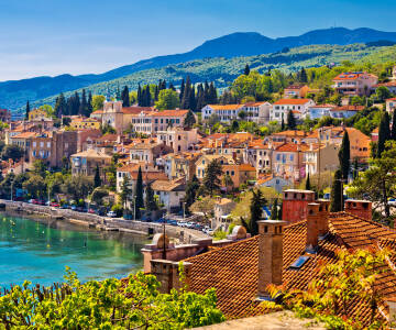 Hotellet ligger i centrum af Opatija, få skridt fra den berømte promenade og stranden.