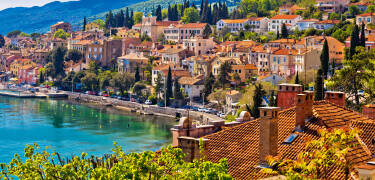 Hotellet ligger i centrum af Opatija, få skridt fra den berømte promenade og stranden.