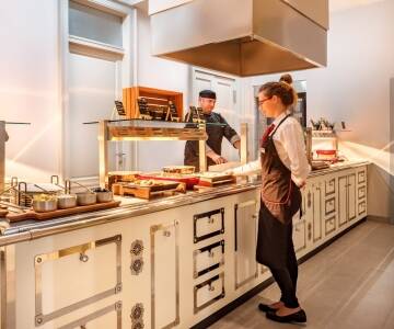 Restaurangen erbjuder utsökt mat tillagat från det kontinentala och medelhavsinspirerade köket.