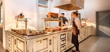 Restaurangen erbjuder utsökt mat tillagat från det kontinentala och medelhavsinspirerade köket.