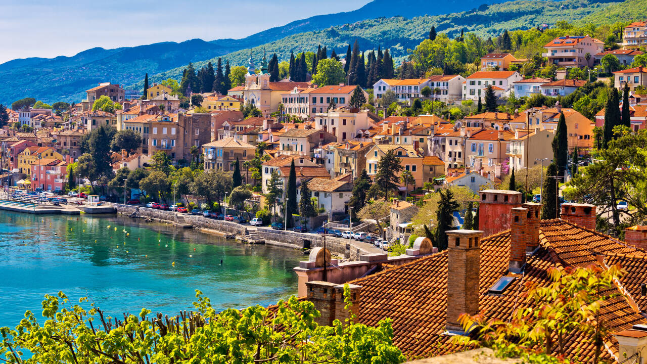 Hotellet ligger i sentrum av Opatija, få skritt fra den berømte promenaden og stranden.