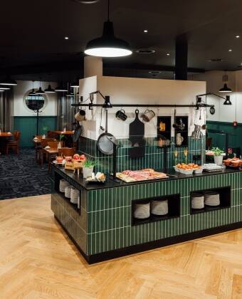 På hotellet kan du nyte en rikholdig frokost og sjarmerende alpin mat om kvelden.