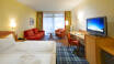 Die geräumigen Hotelzimmer bieten einen Blick ins Grüne oder auf den See.