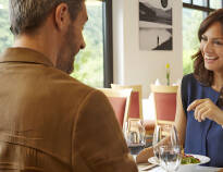 I restauranten kan du nyte tradisjonelle Sauerland-retter samt internasjonale spesialiteter.
