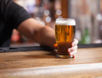 Genießen Sie an der Bar einen köstlichen Cocktail oder ein regionales Bier.