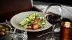 Spis en god middag i hotellets restaurant og nyd et glas vin i dejlige omgivelser