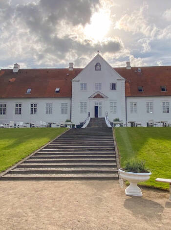 Bo bekvämt på en ombyggd herrgård vid Bygholm Sø utanför Horsens.