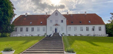 Historisk herregård, nå hotell, rett ved Bygholmsjøen.