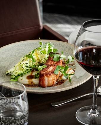 Spis en god middag i hotellets restaurant og nyd et glas vin i dejlige omgivelser