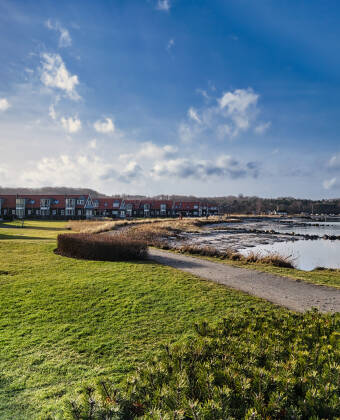 Juelsminde Strand er smuk og idylisk, og byder på ægte, dansk sommerstemning i de varme måneder