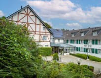 Hotellet ligger idyllisk i udkanten af Bergisches Land, omgivet af natur, men stadig tæt på byen.