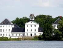 Utforska närområdets sevärdheter, såsom det charmiga slottet Gråsten Slot.