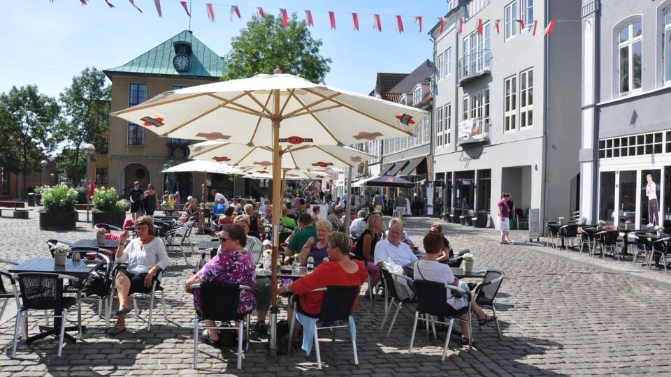 Åk på en härlig semester till Sønderborg med närhet till caféliv och shopping.
