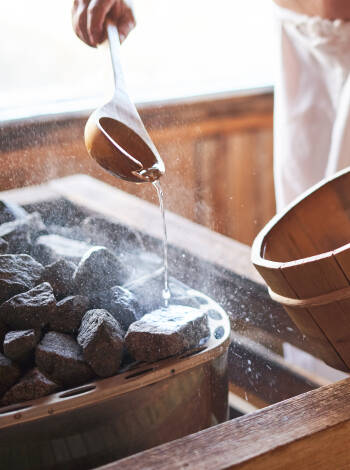 Besuchen Sie die Sauna, das Dampfbad oder das Hamam im Wellnessbereich des Hotels.