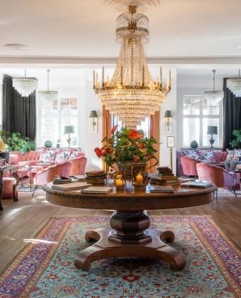 Übernachten Sie in einem wunderschön restaurierten Herrenhaus, in dem Geschichte und Eleganz lebendig bleiben.