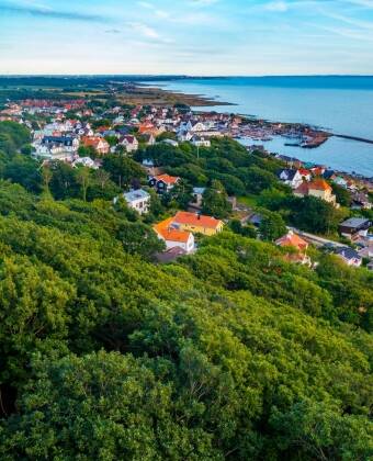 De charmerende fiskerbyer Mölle og Arild ligger kun få minutter væk.