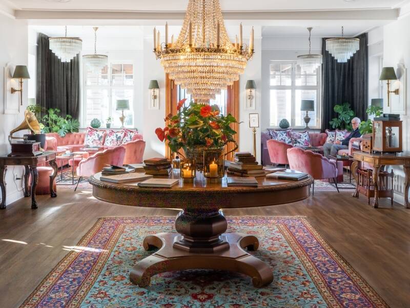 Bo på en smukt restaureret herregård, hvor historie og elegance stadig stråler.