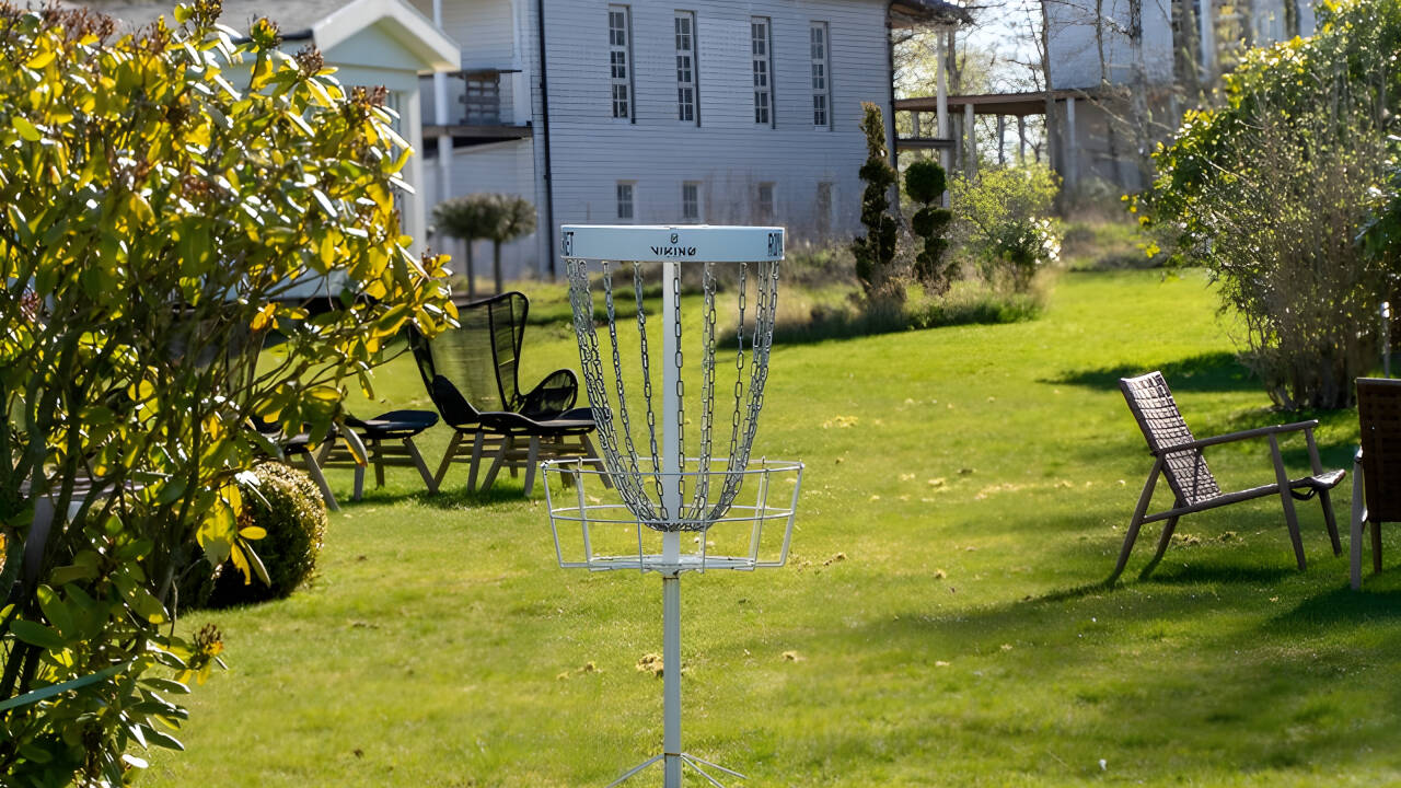 Från discgolf till biljard – här finns mycket att njuta av utan att lämna gården.