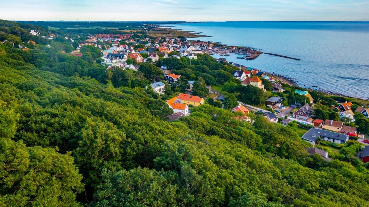 De charmerende fiskerbyer Mölle og Arild ligger kun få minutter væk.