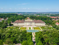 Hotellet ligger mellem Ludwigsburg og Stuttgart. Tysklands største barokpalads "Residenzschloss Ludwigsburg" ligger i Ludwigsburg.