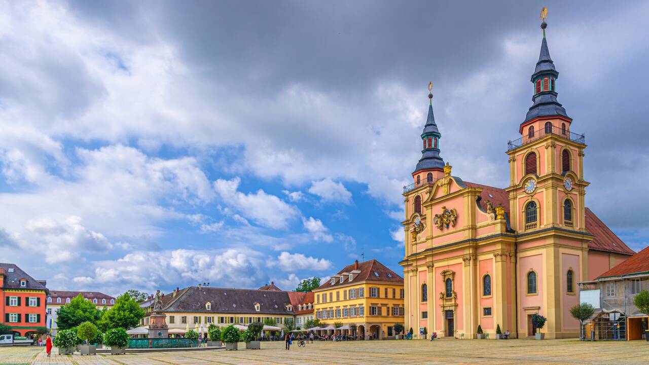 Der er massevis af seværdigheder i Ludwigsburg og omegn såsom Keramitmuseet, Porsche og Mercedesmuseerne, arkitektoniske perler og historiske slotte.