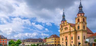 Det finns gott om attraktioner i Ludwigsburg och det omgivande området, såsom Keramikmuseet, Porsche- och Mercedes-museerna, arkitektoniska pärlor och historiska slott.