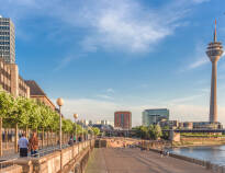 Düsseldorf er hovedstad i delstat Nordrhein-Westfalen og ligger blot en halv time fra hotellet.