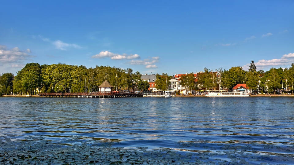 Hotel Apartamenty Ostroda ligger tæt på søen og dens strande.