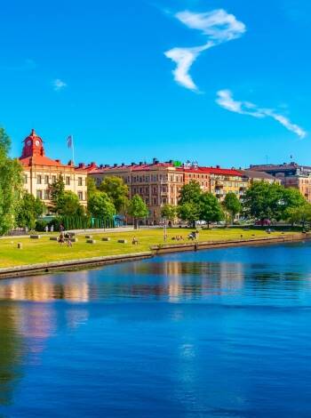 Erkunden Sie Halmstads charmante Uferpromenade und das bunte Stadtzentrum – nur einen kurzen Spaziergang vom ProfilHotels Halmstad Plaza entfernt.
