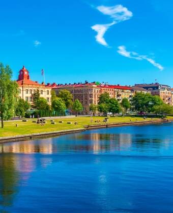 Upptäck Halmstads charmiga strandpromenad och färgstarka stadskärna – bara en kort promenad från ProfilHotels Halmstad Plaza.